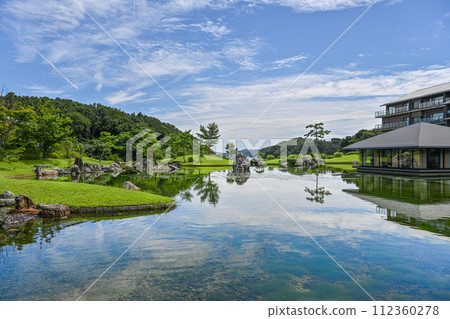 美麗的天空和美麗的日本花園 112360278