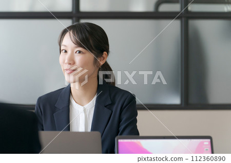 Women working in the office 112360890