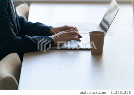 Woman's hand operating a laptop 112361238
