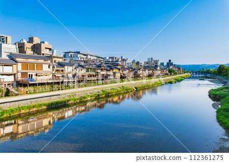 春天的京都：早晨的鴨川與先鬥町地區 112361275