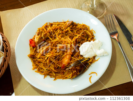 Valencian seafood fideua with shrimps, squid and clams 112361308