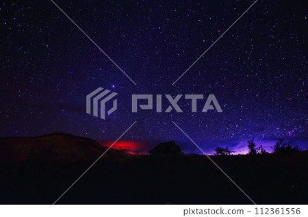 夏威夷莫納克亞山腳下的基拉韋厄火山,星空和明亮的紅光 夏威夷莫納克亞山腳下的基拉韋厄火山,星空和明亮的紅光 112361556