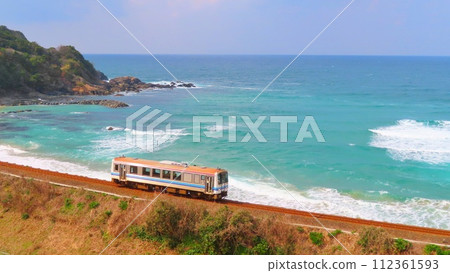 [島根縣]沿海岸線行駛的單人列車 112361593