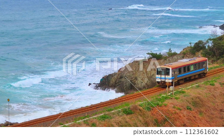 [島根縣]沿海岸線行駛的單人列車 112361602
