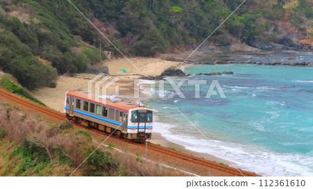 [島根縣]沿海岸線行駛的單人列車 112361610