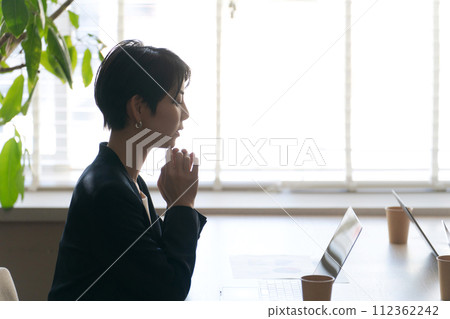 Profile of a thinking business woman 112362242