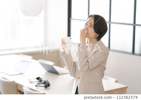 穿著西裝的女人患有花粉熱 穿著西裝的女人患有花粉熱 112362574