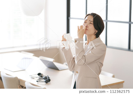 穿著西裝的女人患有花粉熱 112362575
