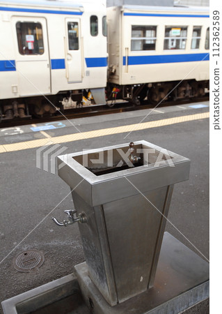 Drinking fountains and retro vehicles on local train/station platforms 112362589