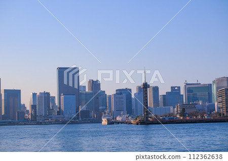 （東京）從豐洲 Gururi 公園散步道看到的晴海/港區一側的建築物 112362638