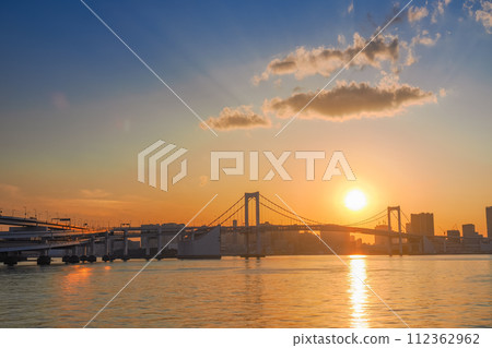 （東京）日落時從豐洲Gururi公園看到的彩虹橋建築 112362962