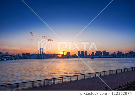 (東京)日落時從豐洲Gururi公園看到的彩虹橋建築 (東京)日落時從豐洲Gururi公園看到的彩虹橋建築 112362974