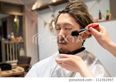 一名男子在美容院化妝 112362997