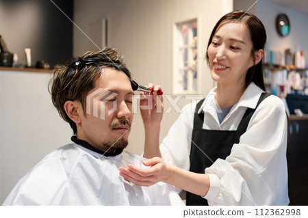 一名男子在美容院化妝 112362998