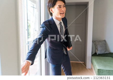 穿西裝的男商人打開窗扇/窗戶(解釋/建議/隔熱/隔熱/隔音) 穿西裝的男商人打開窗扇/窗戶(解釋/建議/隔熱/隔熱/隔音) 112363131