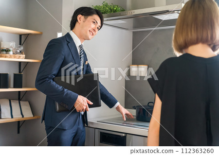 一位家庭主婦的策劃師向我們展示了IH炊具、IH炒菜爐、IH電磁爐。 112363260