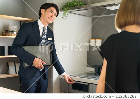 一位家庭主婦的策劃師向我們展示了IH炊具、IH炒菜爐、IH電磁爐。 112363262