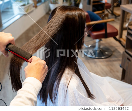 有光澤的直髮的女人 112363422