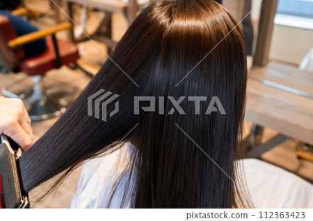 有光澤的直髮的女人 有光澤的直髮的女人 112363423