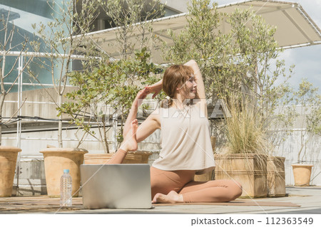 做線上瑜珈/遠距瑜珈的女瑜珈老師/瑜珈教練 112363549