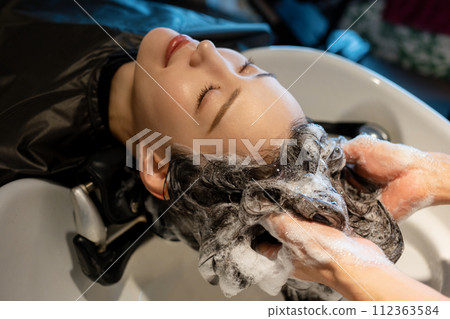 一位女士在美容院洗頭 112363584