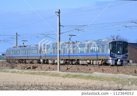 北陸本線三河加賀笠間JR西521系列J16編隊(金澤) 北陸本線三河加賀笠間JR西521系列J16編隊(金澤) 112364052