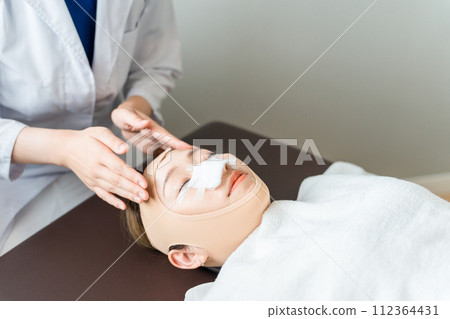 接受整形手術/整容手術後度過休息時間的女性(進展觀察) 接受整形手術/整容手術後度過休息時間的女性(進展觀察) 112364431