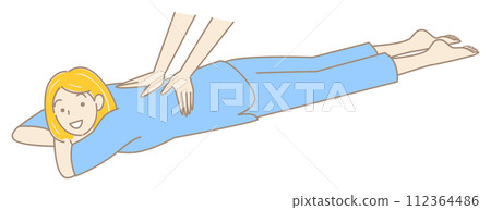 穿著按摩服的可愛女人臉朝下躺著接受按摩 簡單的插圖向量 112364486