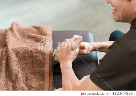 Reflexology, foot massage, chiropractic clinic, women who go to massage, chiropractor, masseuse, therapist 112364556