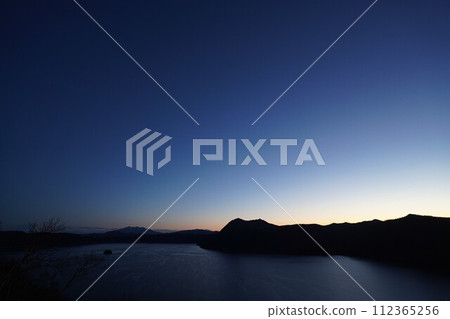 初冬黎明前的摩週湖和摩周山 初冬黎明前的摩週湖和摩周山 112365256
