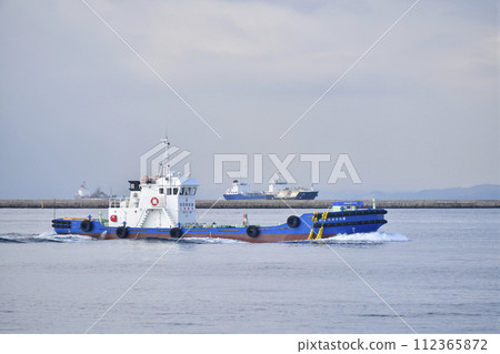 在北海道函館市函館港拍攝早春的小油輪風景 112365872