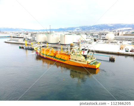 拍攝早春進入北海道函館市函館港的貨船 拍攝早春進入北海道函館市函館港的貨船 112366205