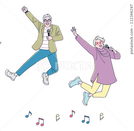 享受卡拉 OK 的中年男女 112366297