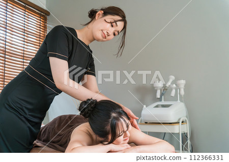一位女士在提供手部按摩和手部美容護理(淋巴引流)的美容院接受治療 一位女士在提供手部按摩和手部美容護理(淋巴引流)的美容院接受治療 112366331