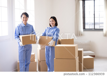 Portrait of female moving company staff wearing work clothes 112366939