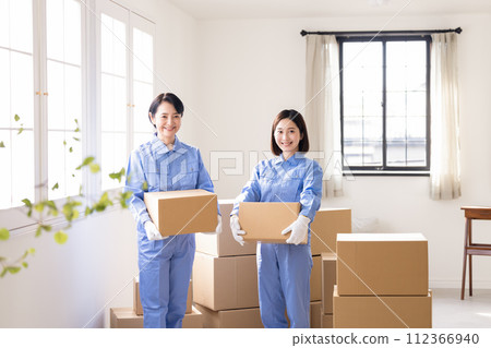 Portrait of female moving company staff wearing work clothes Portrait of female moving company staff wearing work clothes 112366940