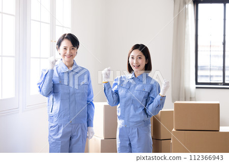 Portrait of female moving company staff wearing work clothes Portrait of female moving company staff wearing work clothes 112366943