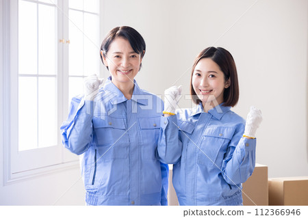 Portrait of female moving company staff wearing work clothes 112366946