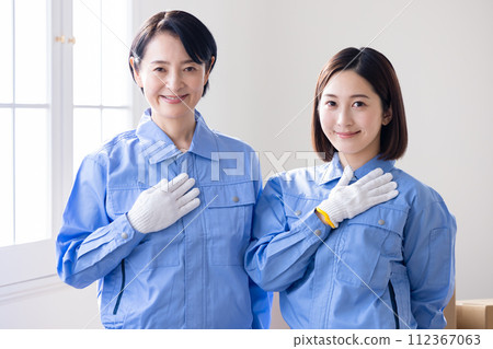 Portrait of female moving company staff wearing work clothes 112367063