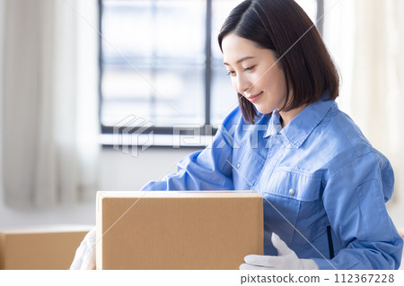 Portrait of female moving company staff wearing work clothes 112367228