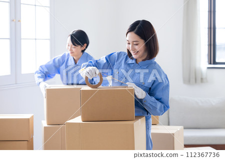 穿著工作服的搬家公司女職員 112367736