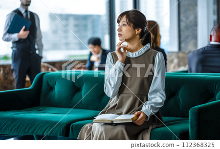 在豪華休息室拍攝人像 112368325