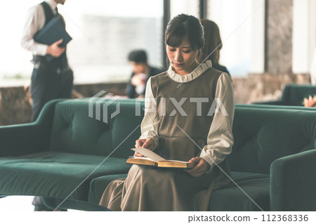 在豪華休息室拍攝人像 112368336