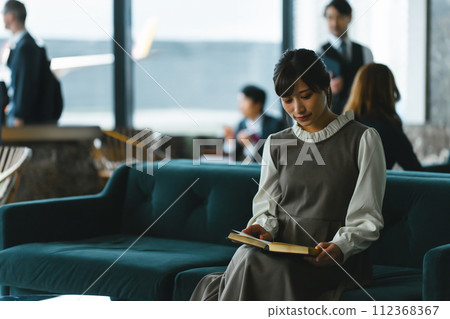 在豪華休息室拍攝人像 112368367