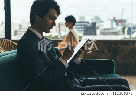 在豪華休息室拍攝人像 112368375