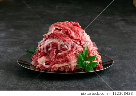 黑毛和牛在盤子水平透視上切下來 112368428