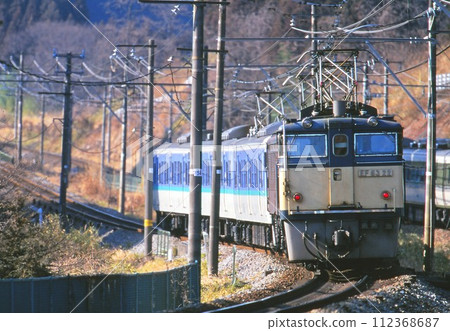 當地列車陡峭地爬升至輕井澤 112368687