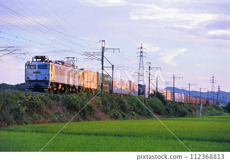 夕陽下運轉的EF81第300台電力機車 夕陽下運轉的EF81第300台電力機車 112368813