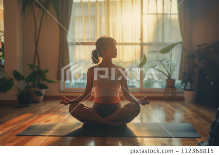 Women who do yoga 112368815