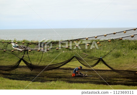 狹長的野付半島沿岸存放著色彩繽紛的漁具。 112369311